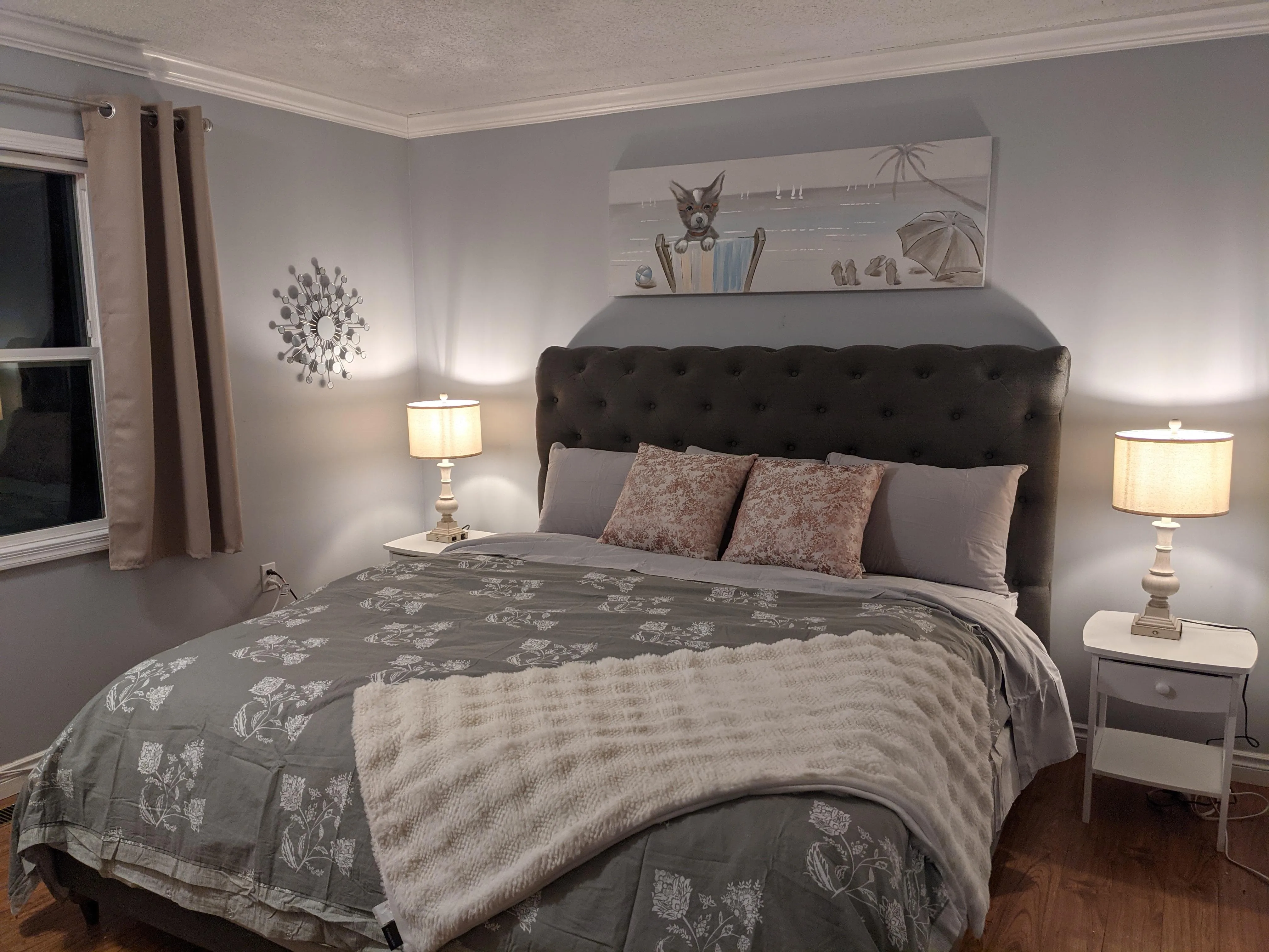 Schlafzimmer vor einer KI-Raum-Umgestaltung