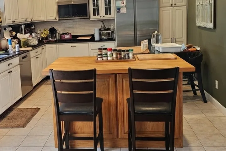 Rechteckige Naturholz-Insel im AI Kitchen Design-Konzept