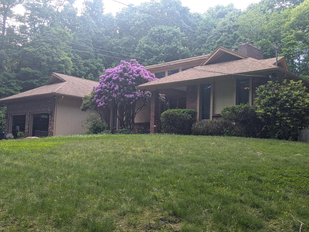 Öffentliches Reddit-Quellfoto eines Hauses, das für Farbvorschläge zu Fassade und Zierleisten passend zu einem warmen Dach eingereicht wurde